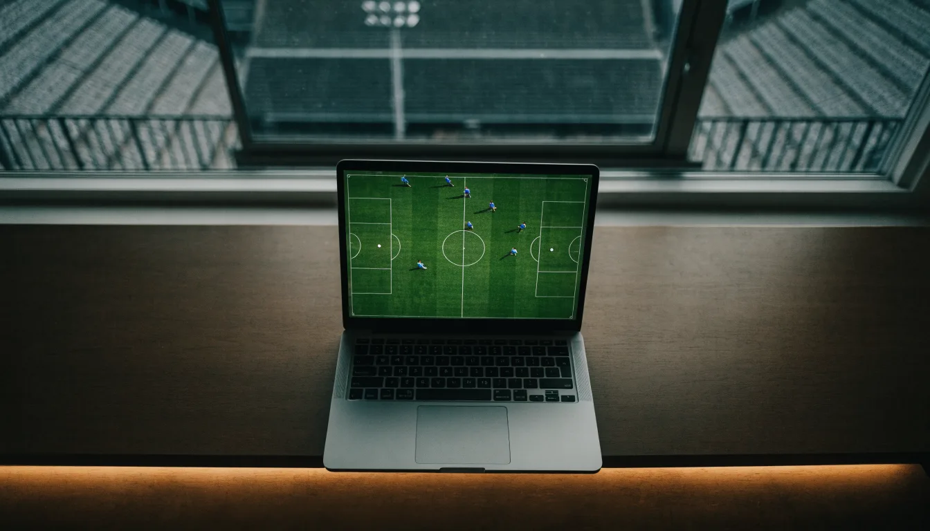 Eine leere Tribüne eines Fußballstadions bei Tageslicht, Sitzschalen in Reihen und dahinter ein Flutlichtmast.